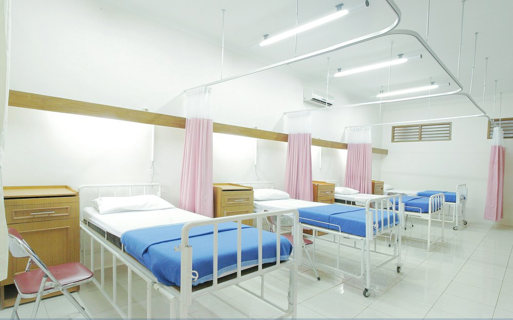Chambre d'hôpital avec plusieurs lits