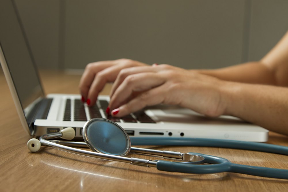 Stéthoscope posé près d'un ordinateur portable