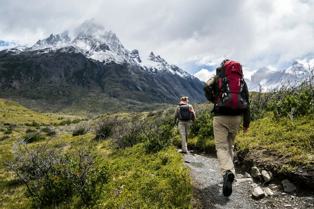 Voyageurs en randonnée dans les montagnes
