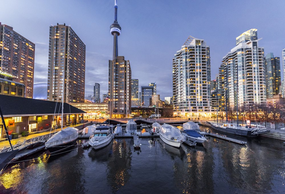 Le port de Toronto et la Tour CN à la tombée de la nuit